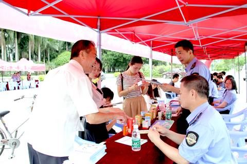 揭阳市举办食品安全宣传周现场咨询活动